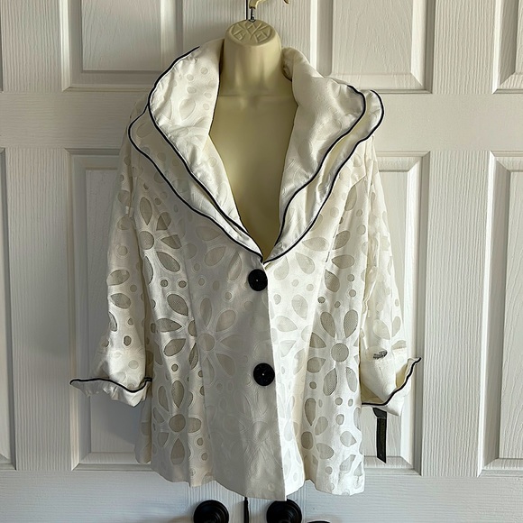 IC by Connie K Jackets & Blazers - IC By Connie K. Gorgeous White/Black Jacket Coat with Ruffled Sleeves Sz XL